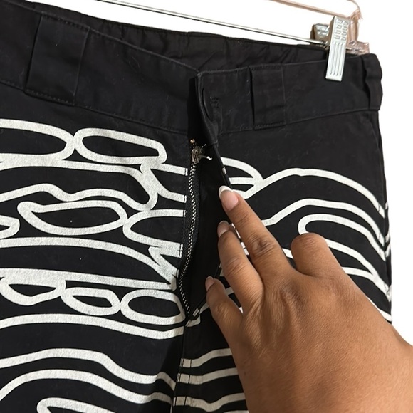 Hot Lava Thumbprint Work pant -Unisex
Wide Black White Print Size Small - Picture 8 of 16
